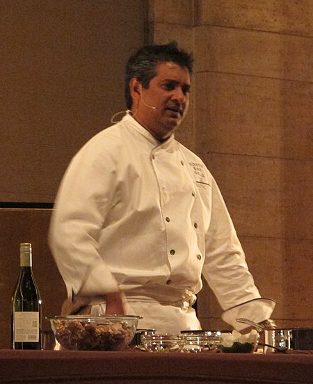 Floyd Cardoz demonstrating Indian cuisine (cropped).jpg