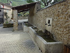 Fontaine et lavoir du début du XXe siècle.
