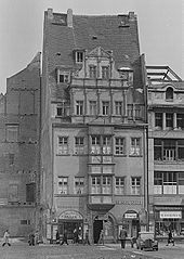 Ein Großteil der Leipziger Altstadt überstand den Zweiten Weltkrieg. Jedoch wurden einige wertvolle Bauten während der DDR-Zeit abgerissen, wie 1968 Deutrichs Hof (im Bild). Das Grundstück ist eine Brache.