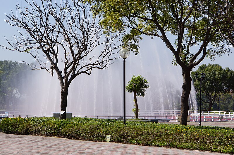 File:Fountain Square, Gukeng Service Area 20130131b.jpg