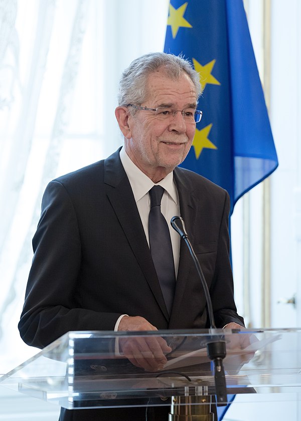 File:Frauen-Fußballnationalmannschaft Österreich EM 2017 Empfang Bundespräsident 10 Alexander Van der Bellen.jpg