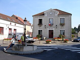 Frepillon - Mairie et fontaine.jpg
