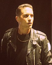 Снимок G- Eazy в черной куртке и рубашке. 