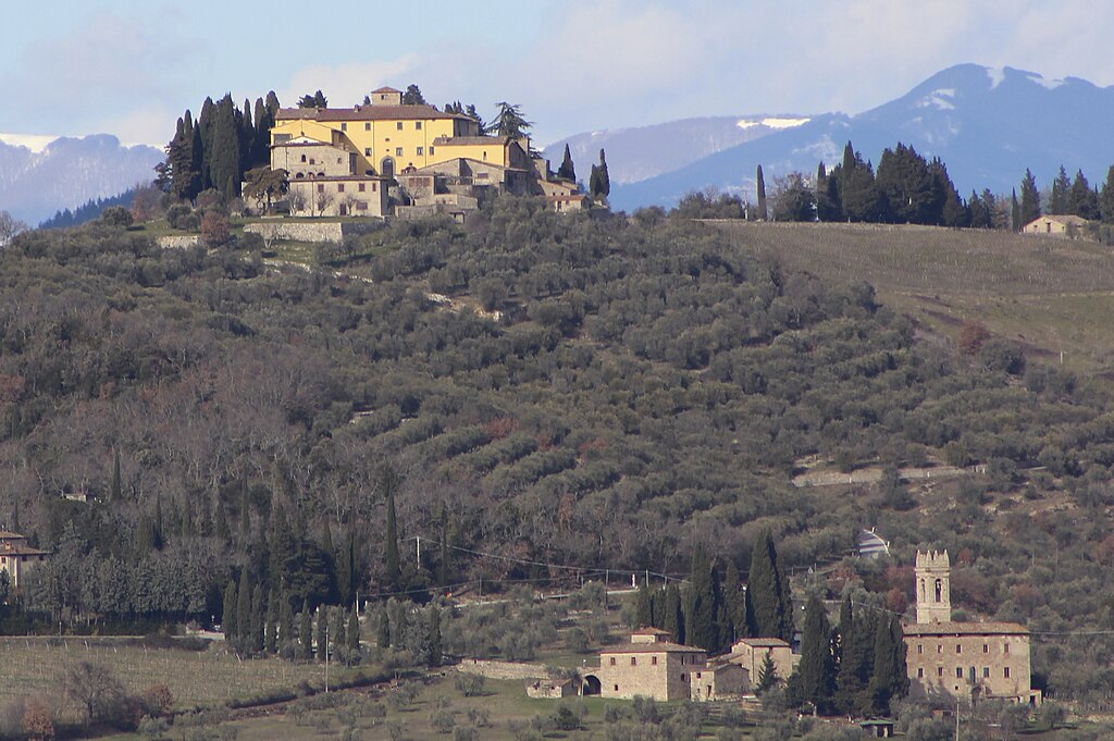 Sopra: Castello Castello di Cacchiano, sotto: San Marcellino (chiesa in Monti), Gaiole in Chianti