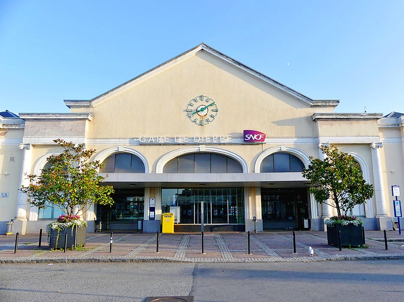 File:Gare de Dieppe en soirée (été 2018).JPG