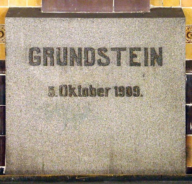 File:Gedenktafel Hohenzollernplatz (Wilmd) U Hohenzollernplatz.jpg