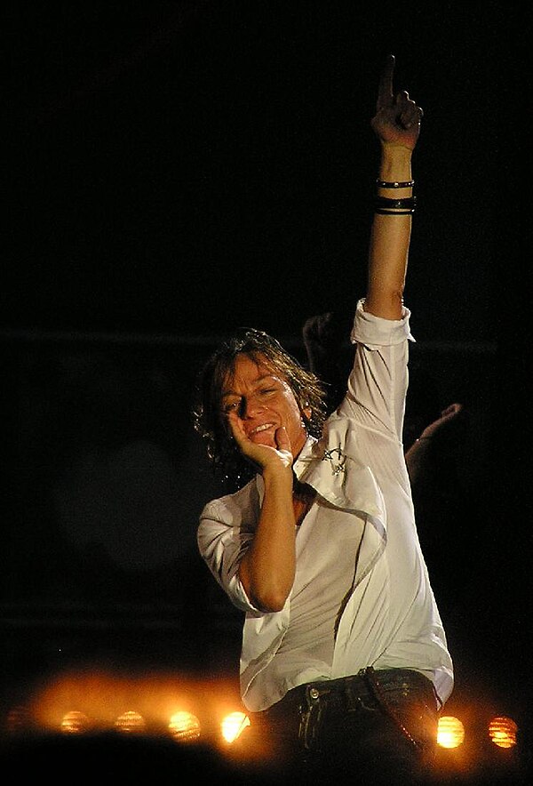 Nannini performing in 2008