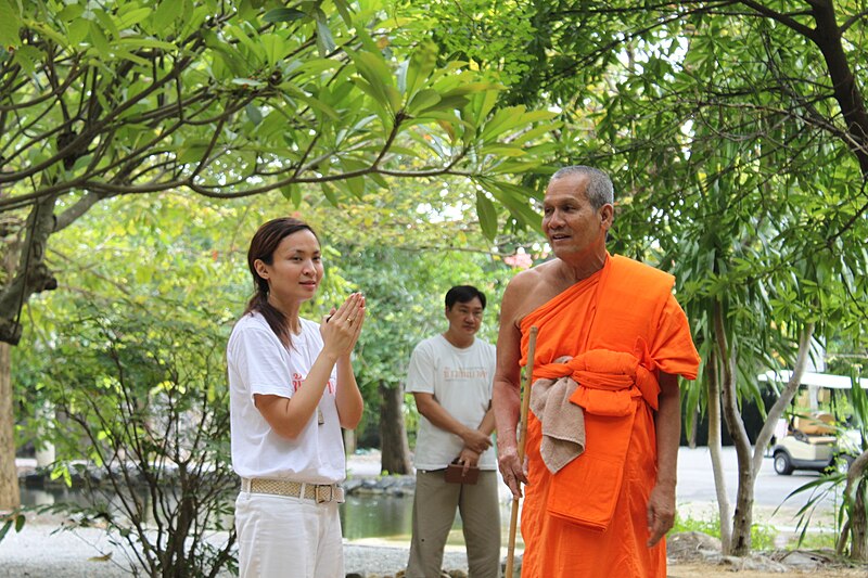 File:Gift Nisanart Dharmakeisirattana standing with monk.jpg