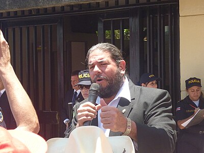 El diputado del Partido Acción Ciudadana, Claudio Monge sale a mostrar su apoyo a los manifestantes.