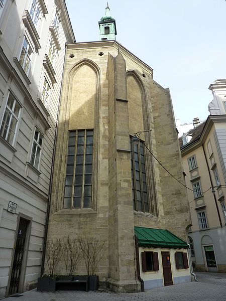 File:Gotischer Chor, Kirche am Hof (3).jpg