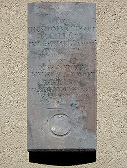 Originale Grabplatte für Gellert und seinen Bruder Friedrich Leb(e)recht, seit 2009 an einer Wand im Hof des Leipziger Grassimuseums