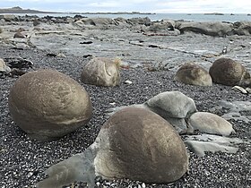 Ryhmä lohkareita osoitteessa Ward Beach.jpg