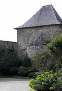 Vestige tour de la Fontaine sur les remparts.