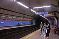 Čeština: Nástupiště linky 7 stanice metra Guzmán el Bueno v Madridu Español: Andén de la estación de Guzmán el Bueno, Metro Madrid Línea 7 English: Platform of the Guzmán el Bueno metro station, line 7, Madrid