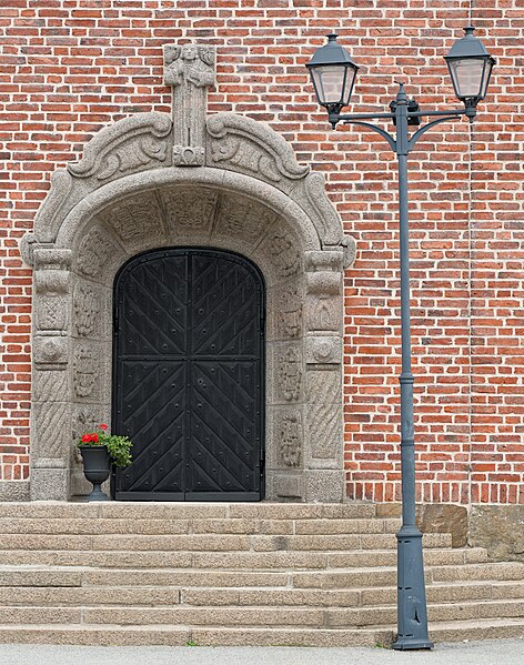 File:Högalidskyrkan secondary entrance door.jpg