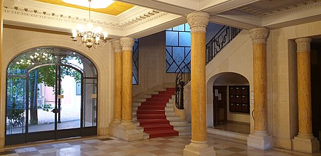 Le grand hall d'entrée avec ses luminaires, son escalier et ses verreries de Francis Chigot.