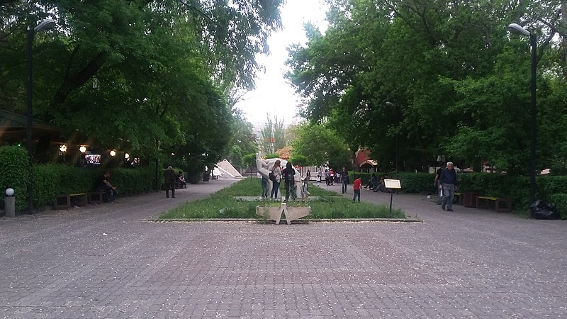 File:Hands of Friendship, Yerevan 01.jpg