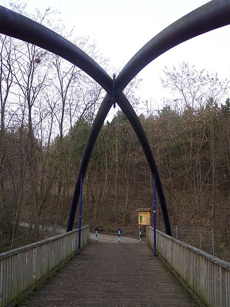 File:Herten Emscherbruch Halde Hoppenbruch Brücke.jpg