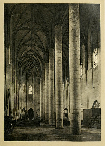 ÉGLISE DES JACOBINS, À TOULOUSE. Vaisseau à deux nefs, séparées par une file de sept piliers. Les fenêtres ont été murées sous la Révolution. Aujourd’hui, chapelle du lycée. Cliché des Monuments Historiques.