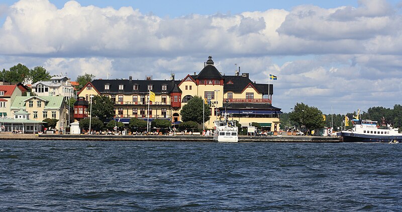 File:Hotellhörnan Vaxholm sommaren 2009.jpg