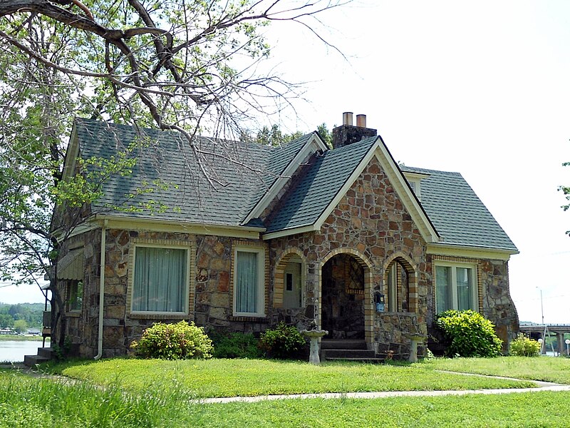 File:House along the Arkansas River, Ozark, AR 002.jpg