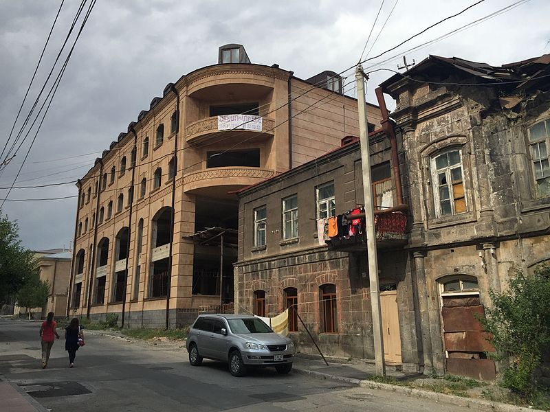 File:House in Gyumri 3.jpg