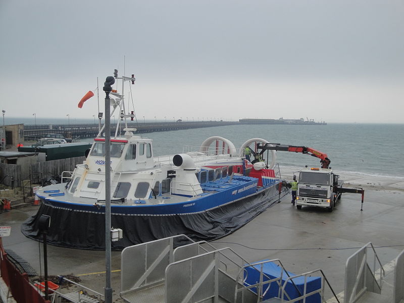 File:Hovertravel Freedom 90 propellers being removed.JPG