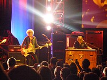 Ian Hunter (kiri) dan Verden Allen tampil di Mott the Hoople reuni manggung, Hammersmith Apollo, oktober 2009