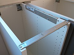 Base cabinets come with two top rails (for front and back). If they are meant to bear the heavy load of a countertop, additional lateral top rails ("Fixa") are recommended.