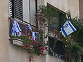 Drapeaux sur les balcons le jour de l’indépendance d’Israël.