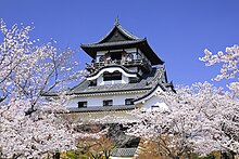 国宝・犬山城天守と満開の桜