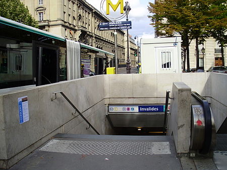 Invalides métro entrée