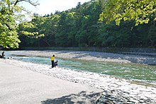 伊勢神宮内宮の御手洗場、五十鈴川