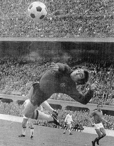 File:Italy v Belgium (Milan, 1972) - Piot saves on Riva.jpg