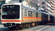 新建製的610系列車，2003年於大手町站。