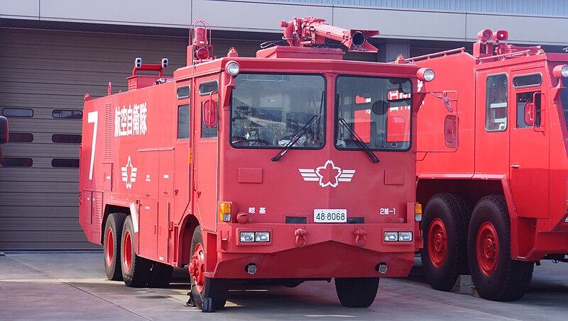 File:JASDF A-MB-2 crash tender(48-8068) right front view at Gifu Air Base November 23, 2014.jpg