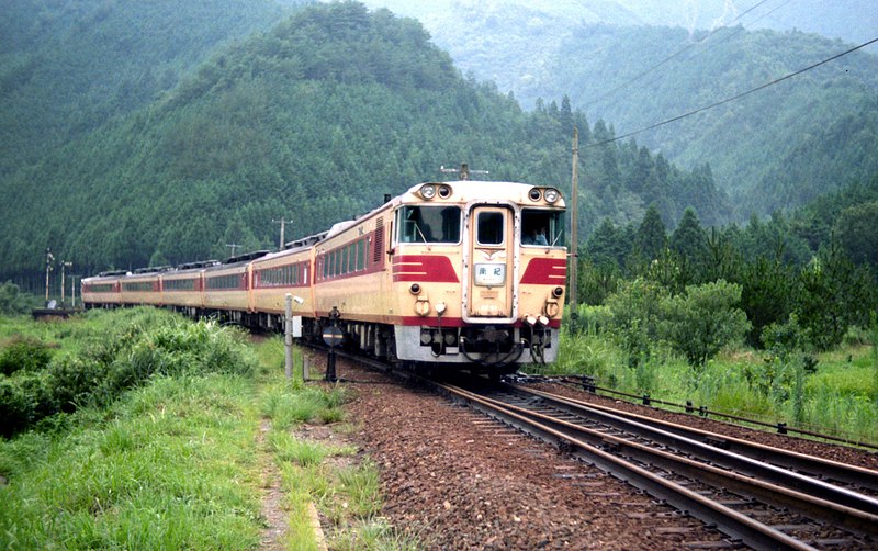 File:JNR DC 82 Ltd Exp Nanki at Oouchiyama Sta.jpg