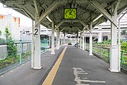 南武線ホーム。右側1番線は列車が停車しない。さらにその右の複線は東海道貨物線。（2021年6月）