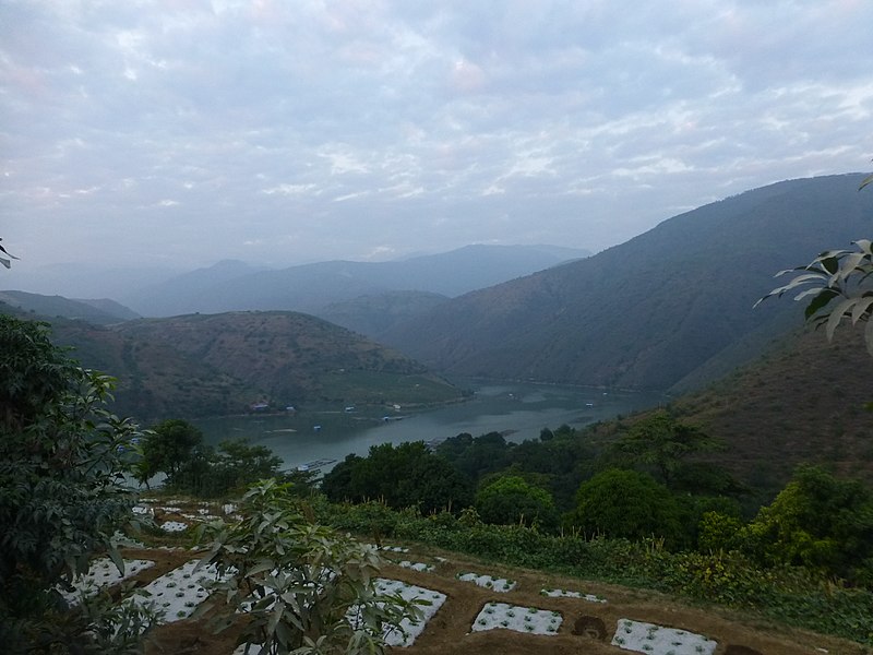 File:Jianshui - Potou xiang - approaching Red River - P1370825.JPG