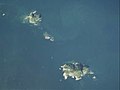 地黒島（左上）と沖黒島（右下）