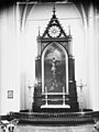 Altartavla hadde eit krossfestingsbilete måla av Eilif Peterssen. Det forsvann i Tyskland under andre verdskrigen. Foto: Narve Skarpmoen (1904)