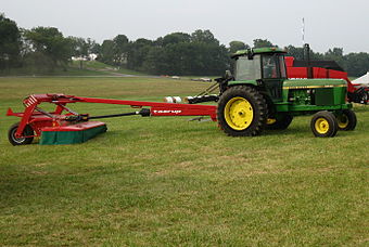 John Deere 4040 mit Taarup-Mäher