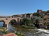 Ansicht von Toledo über Tajo, Puente de San Martin, rechts Monasterio de San Juan de los Reyes