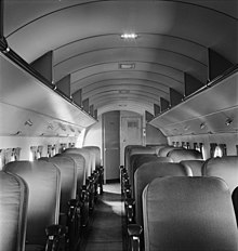 Kabine einer Swissair DC-3, vom Cockpit aus gesehen (vor 1950)