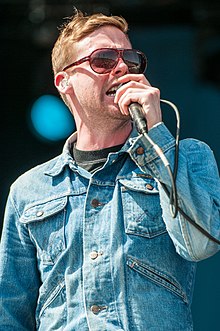 Уилсон выступает с Kaiser Chiefs в 2014 году