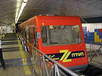 2017'deki yangından önce Carmelit treni