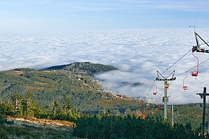 Znaczna inwersja temperatury utrzymująca chmury nad Kotliną Jeleniogórską. Widok z Kopy na Karpacz.