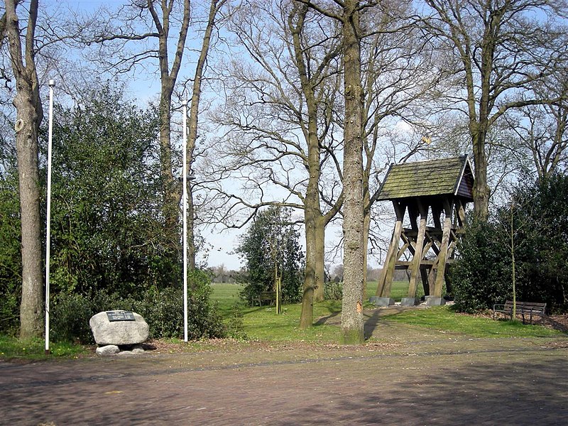 File:Katlijk monument en klokkenstoel 6.JPG