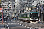 京阪電気鉄道の併用軌道と、4両編成で全長64mの京阪京津線「京阪800系電車」（2019年11月）
