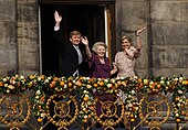 Raja Willem-Alexander, Putri Beatrix, dan Ratu Maxima di balkon istana